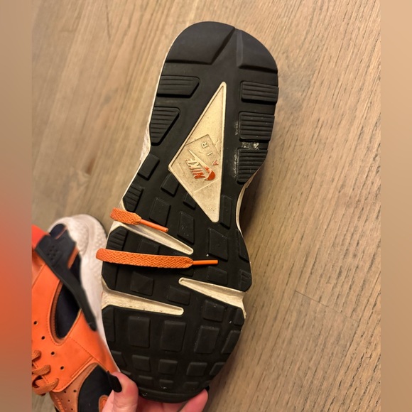 Men’s Nike Air Huarache orange shoes - Picture 2 of 6